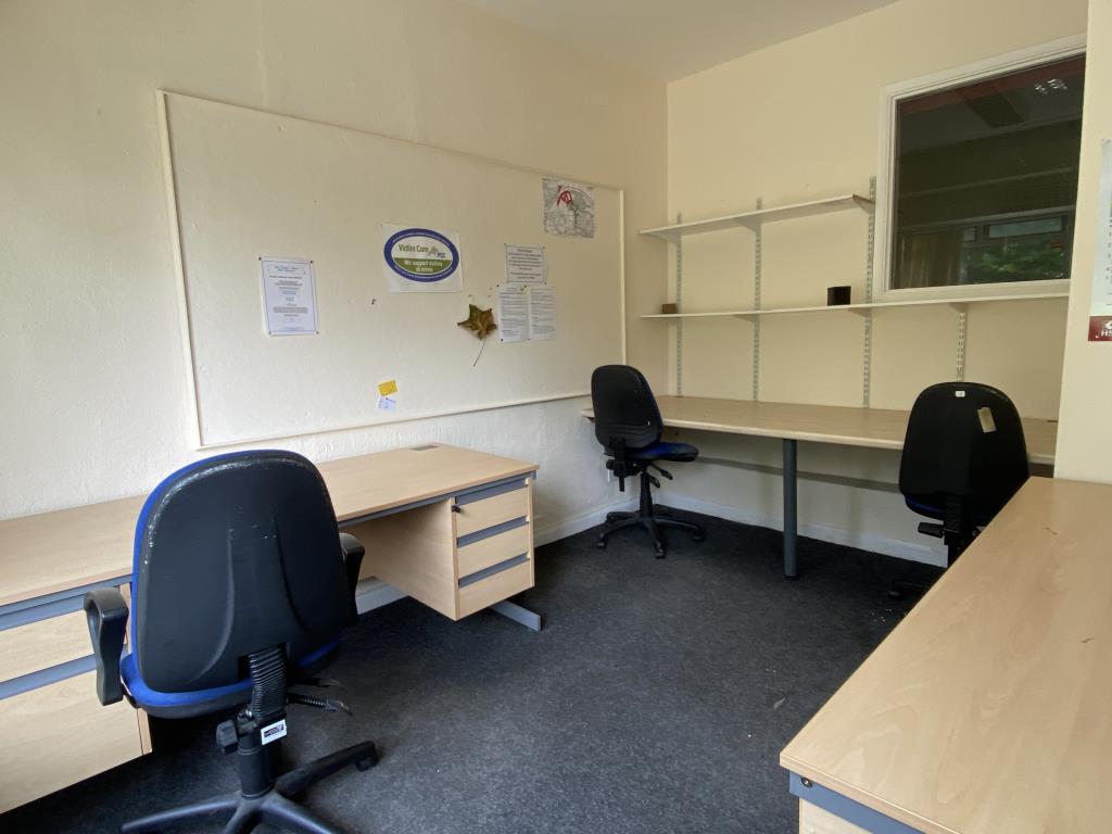 Lot: 25 - COMMERCIAL PROPERTY WITH POTENTIAL - Office